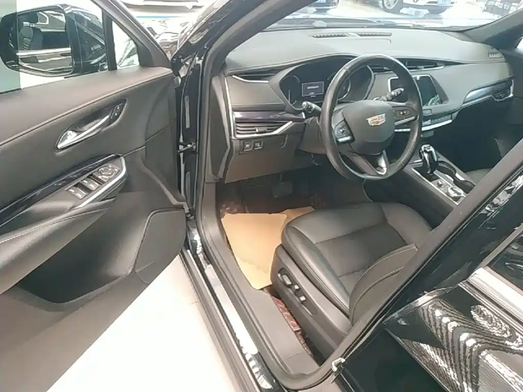 Cadillac XT4 2022 — фото 16