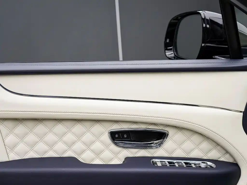 Bentley Bentayga 2023 — фото 8