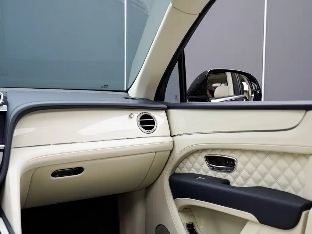 Bentley Bentayga 2023 — фото 17