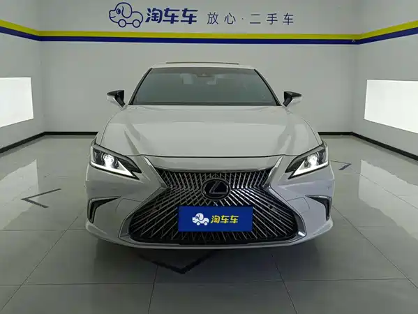 Lexus ES 2020