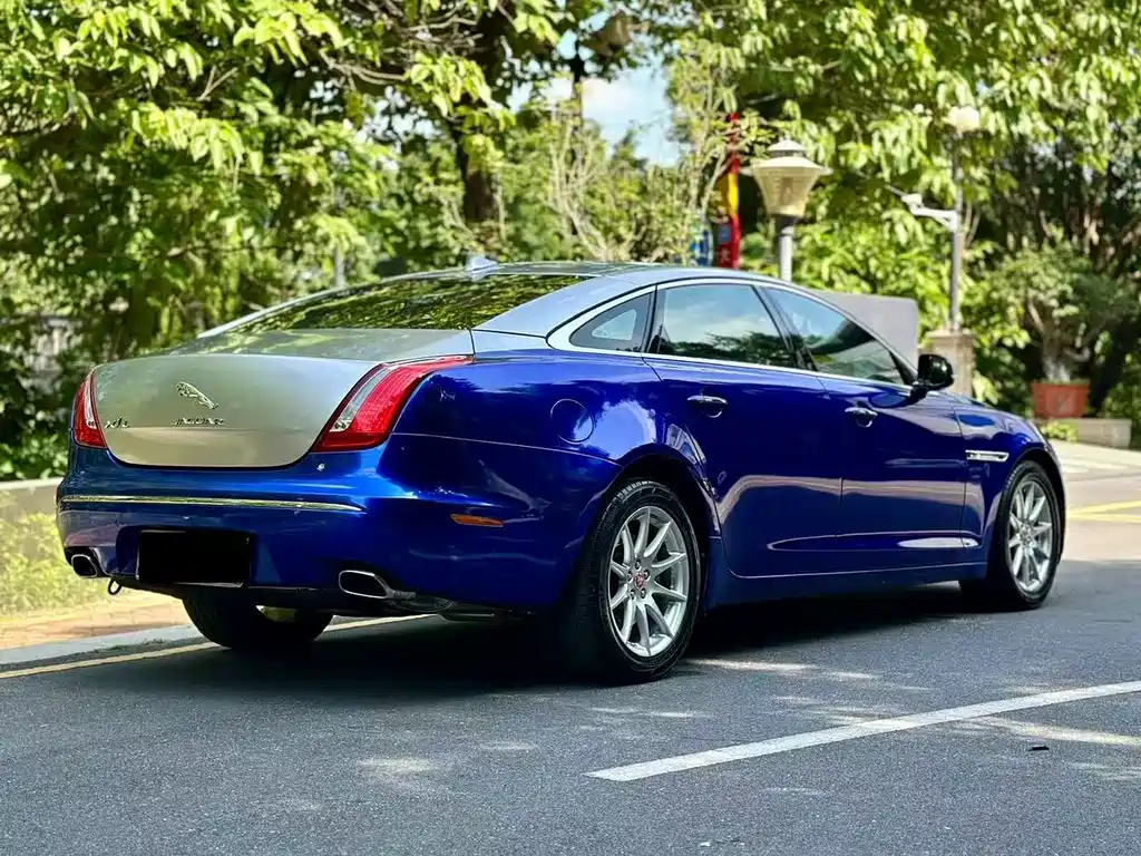 Jaguar XJ 2015 — фото 10
