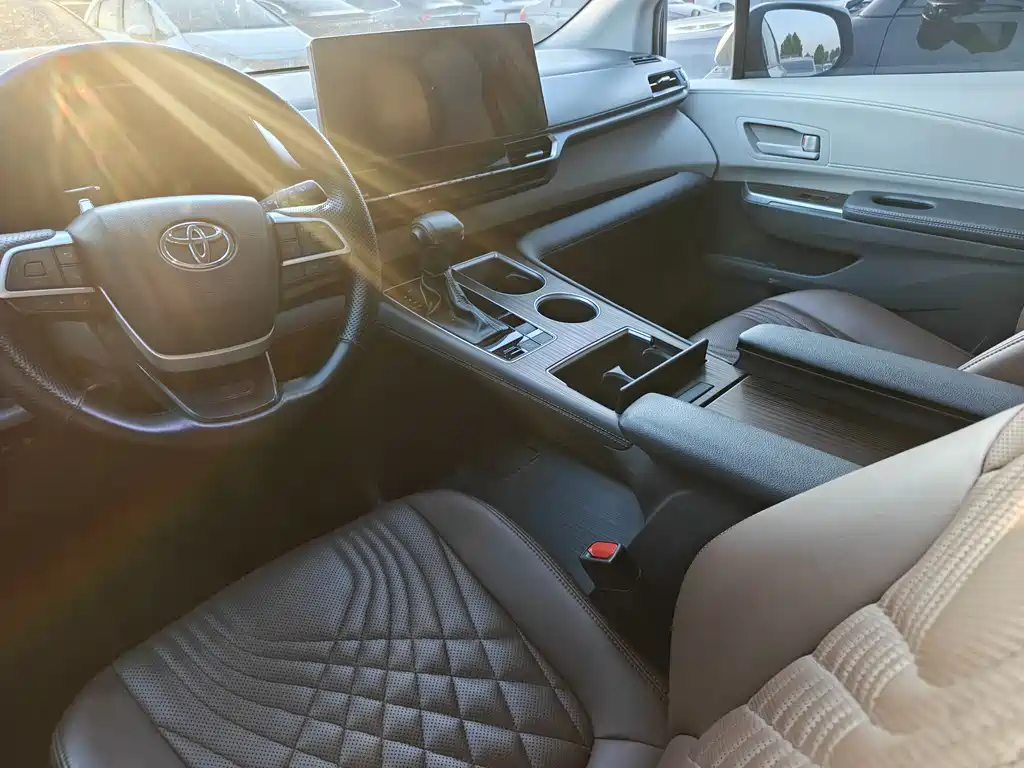 Toyota Sienna 2023 — фото 16