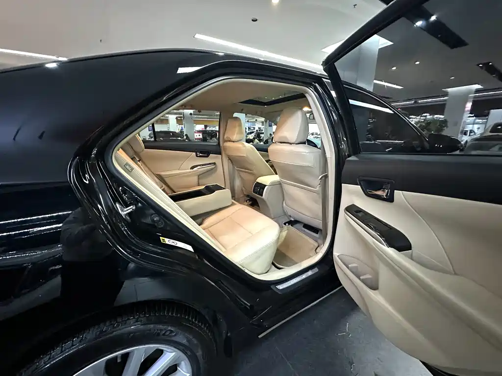 Toyota Camry 2014 — фото 25