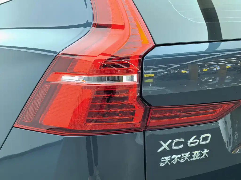 Volvo XC60 2022 — фото 11