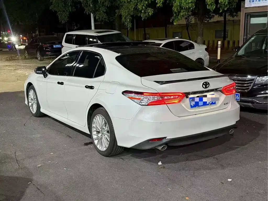 Toyota Camry 2019 — фото 10