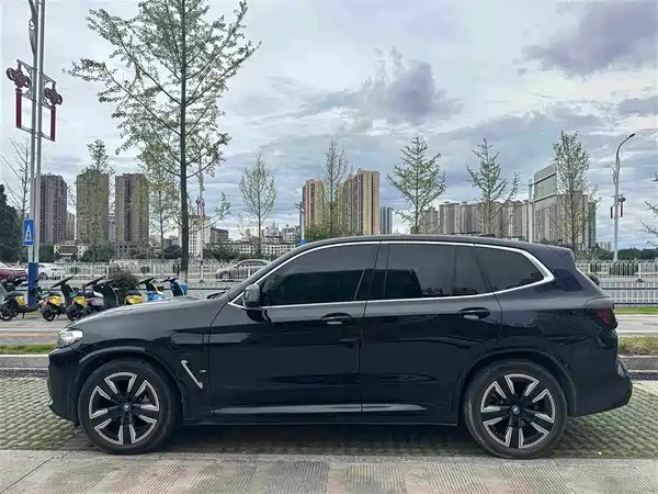 BMW iX3 2023