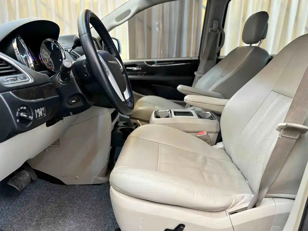 Chrysler Grand Voyager 2015 — фото 25