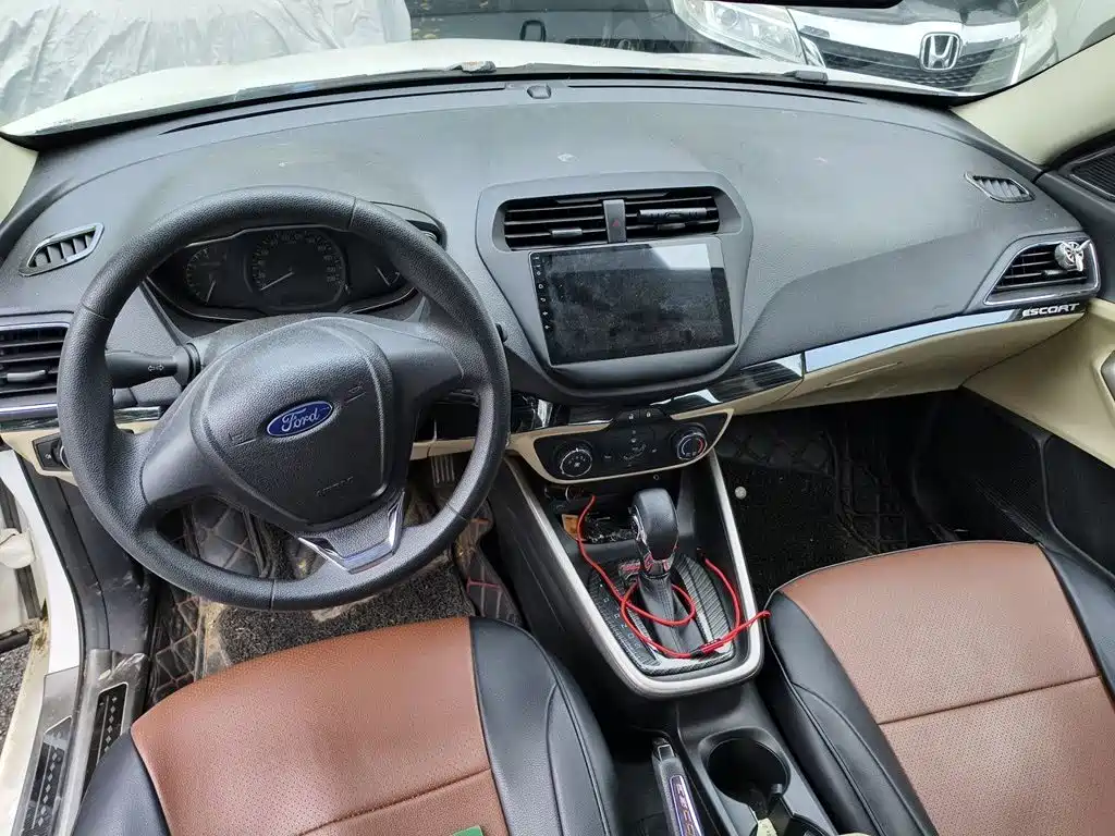 Ford Escort 2017 — фото 13