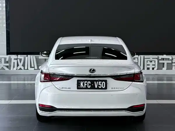 Lexus ES 2024