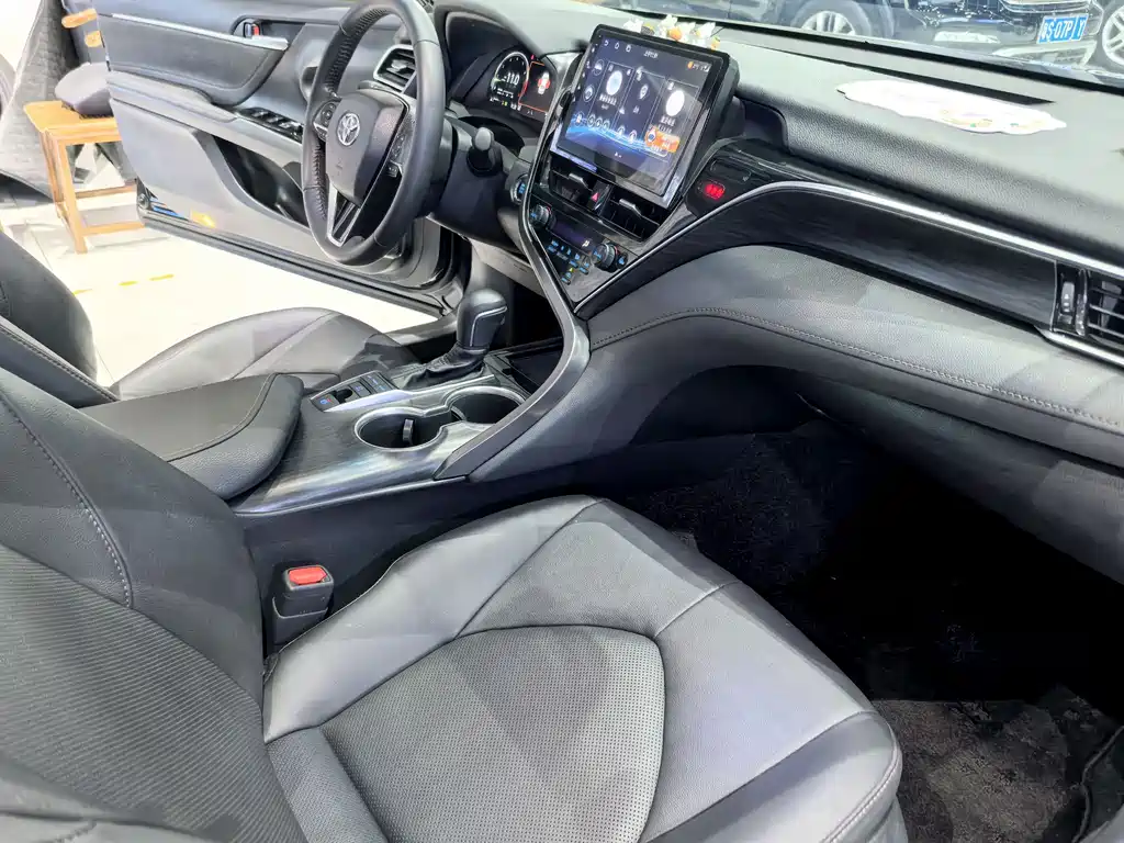 Toyota Camry 2022 — фото 13