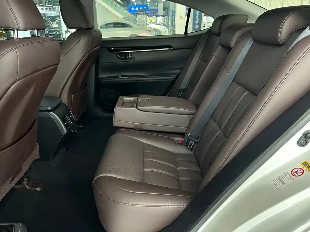 Lexus ES 2018 — фото 10