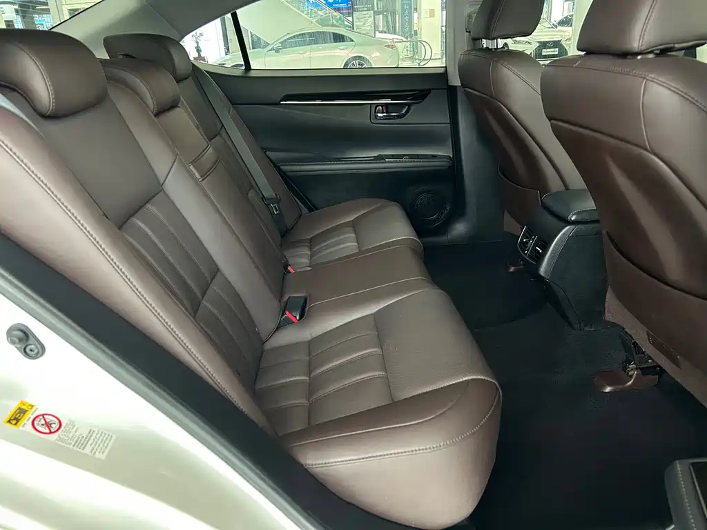 Lexus ES 2018 — фото 13