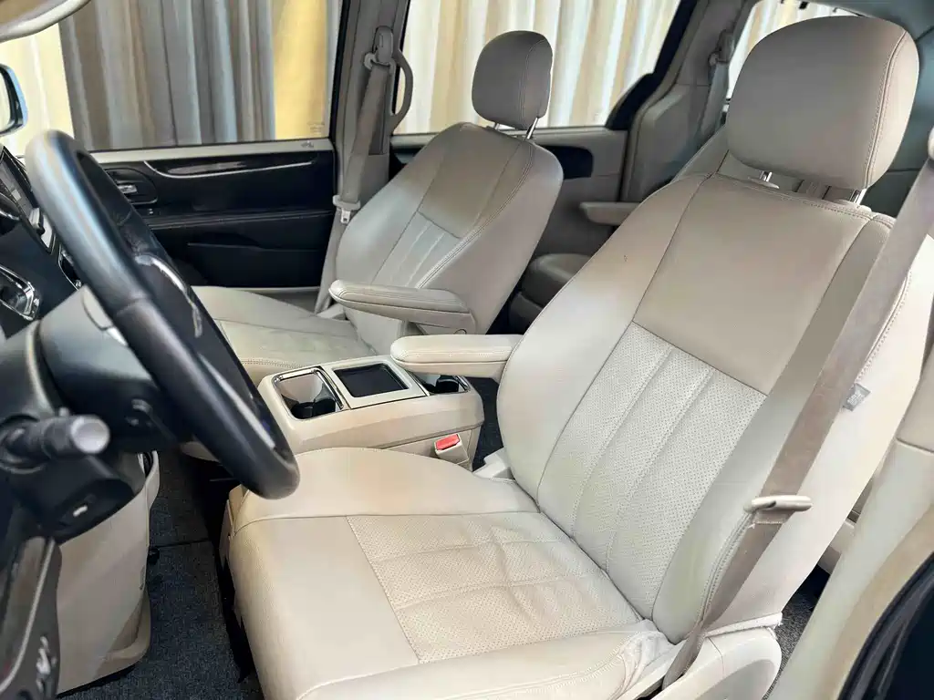 Chrysler Grand Voyager 2015 — фото 10