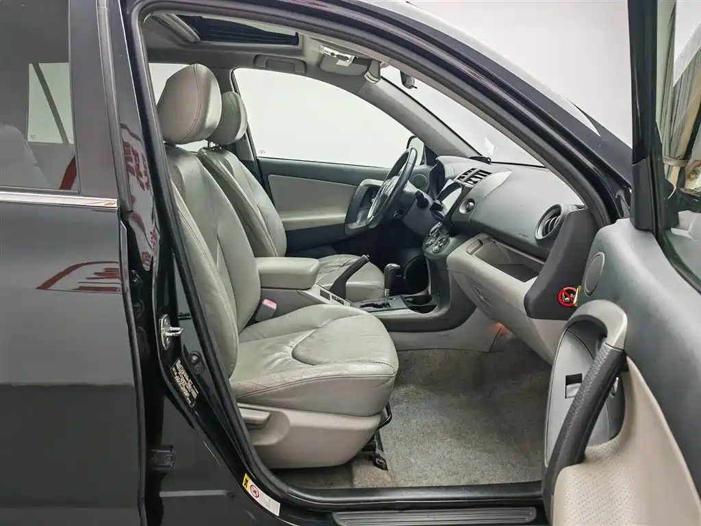 Toyota RAV4 2011 — фото 23
