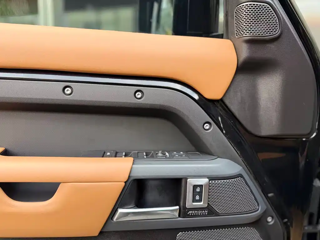 Land Rover Defender 2023 — фото 12