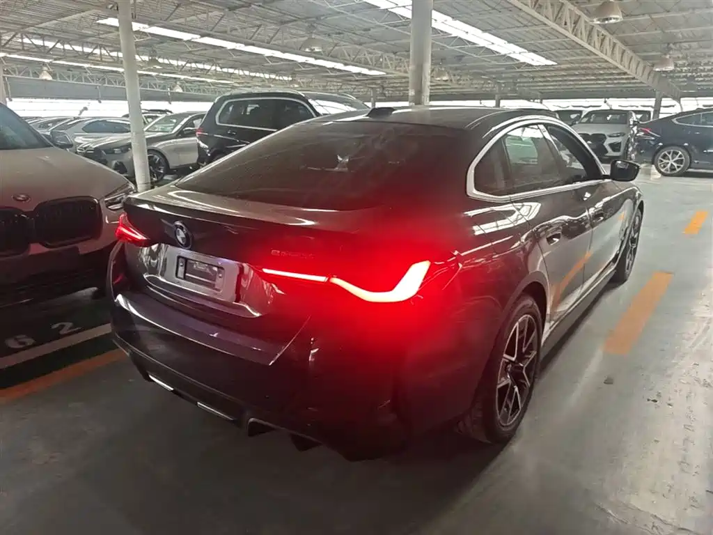 BMW i4 2025 — фото 11