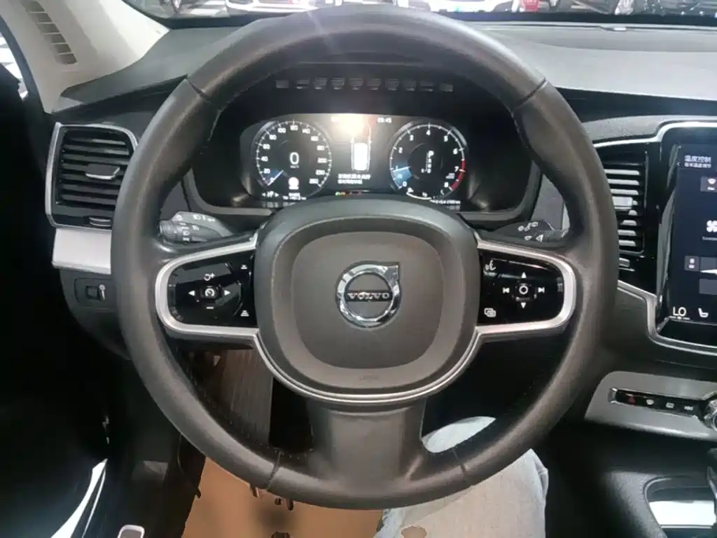 Volvo XC90 2017 — фото 11