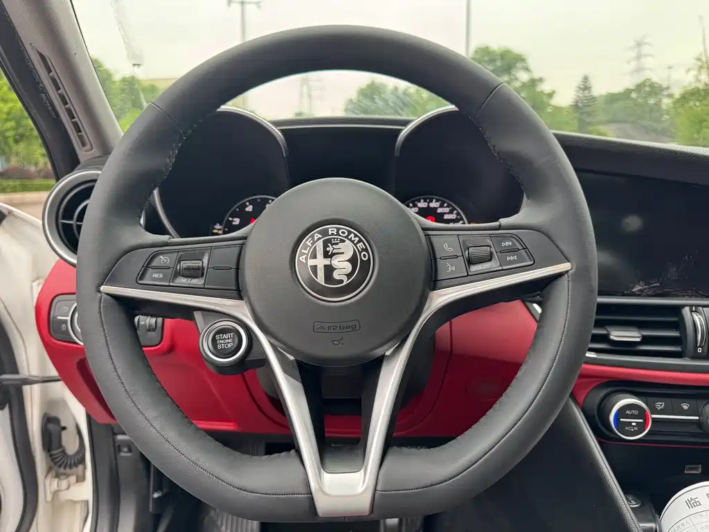 Alfa Romeo Giulia 2017 — фото 15