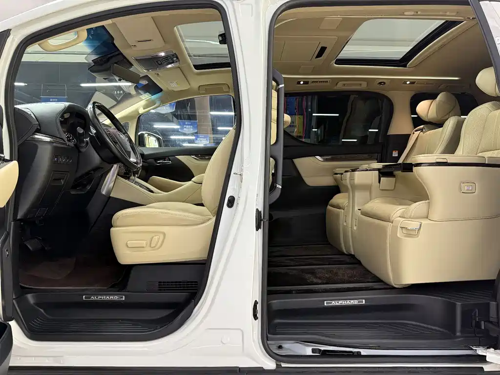 Toyota Alphard 2023 — фото 17