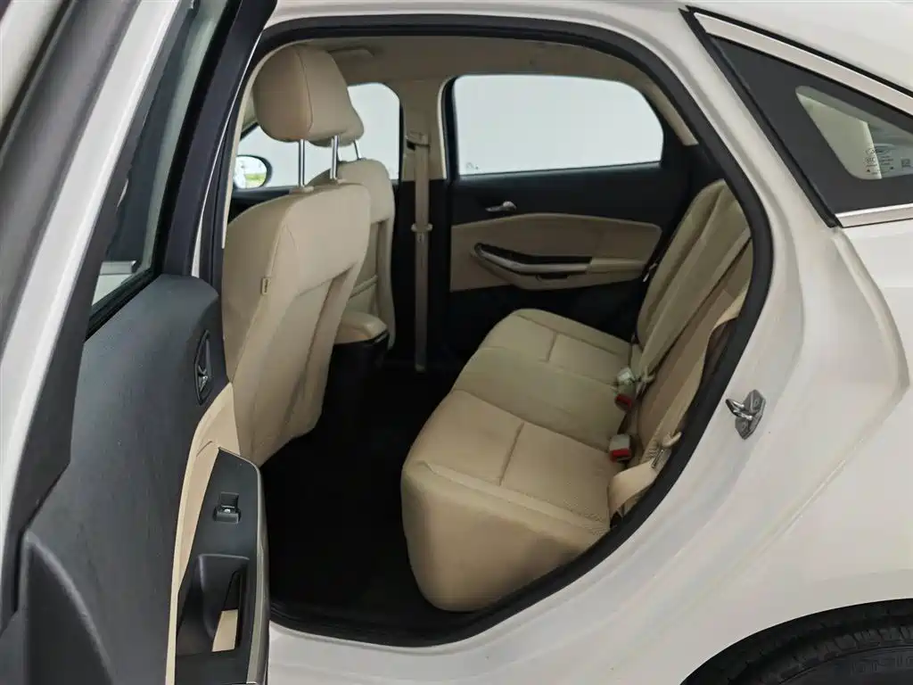 Ford Escort 2015 — фото 15