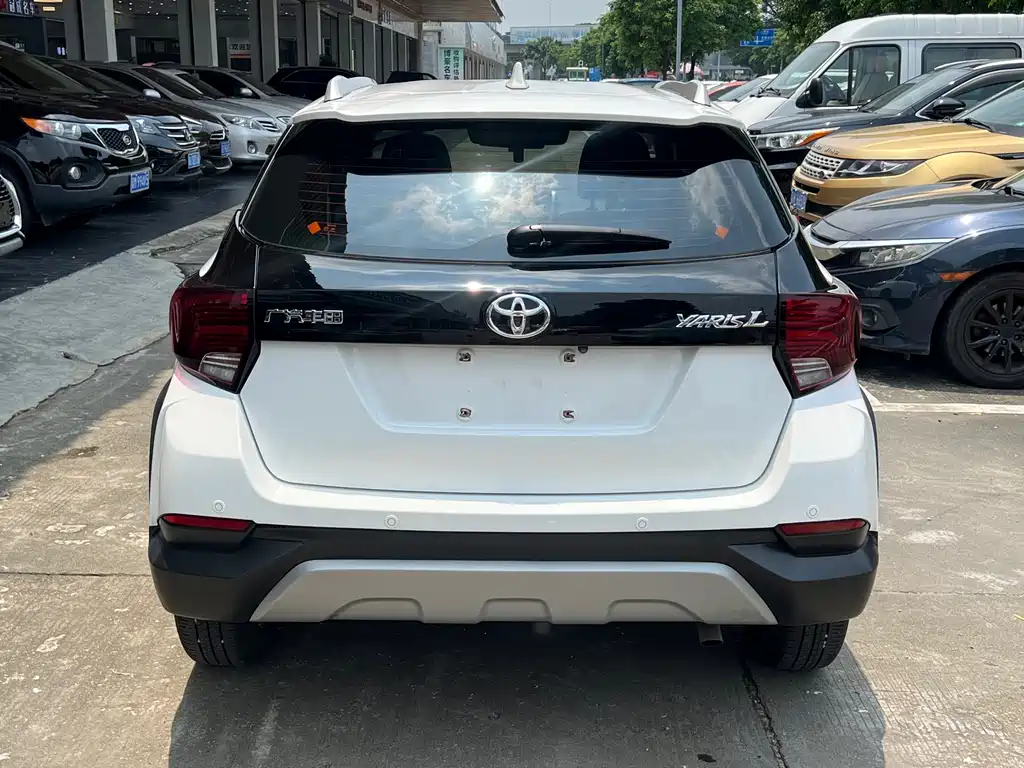 Toyota Yaris L 2022 — фото 9