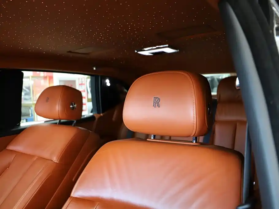 Rolls-Royce Phantom 2019 — фото 10
