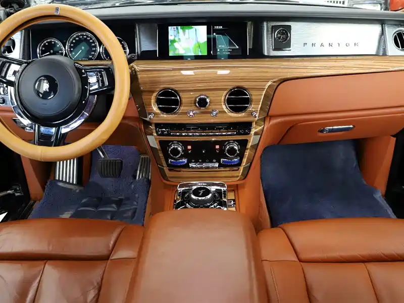 Rolls-Royce Phantom 2019 — фото 18