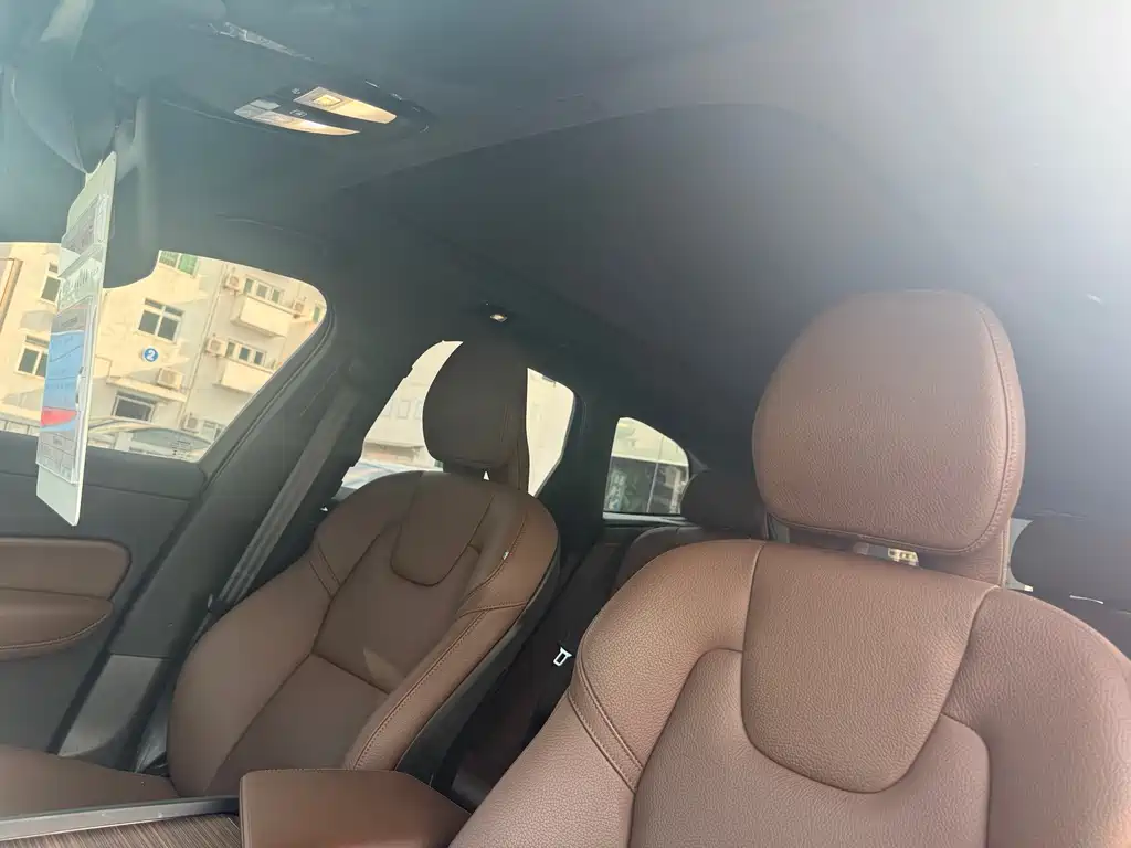 Volvo XC60 2022 — фото 12