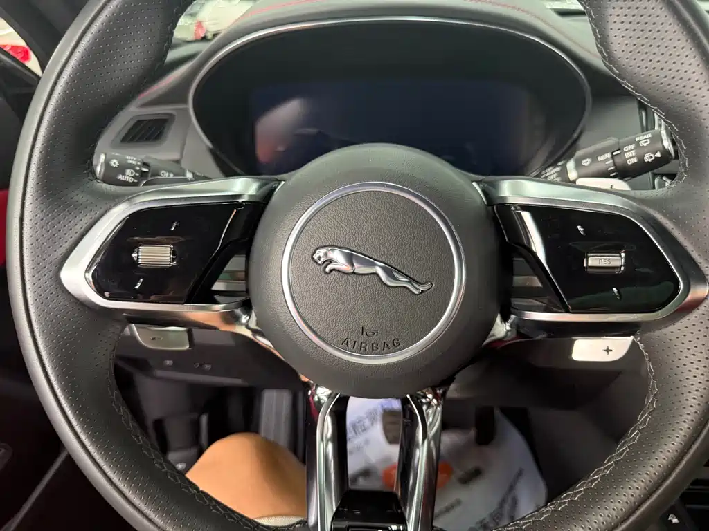 Jaguar E-PACE 2023 — фото 15