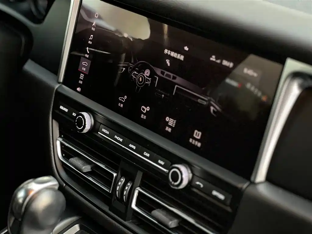 Porsche Macan 2020 — фото 11