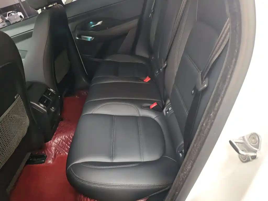 Jaguar E-PACE 2018 — фото 13