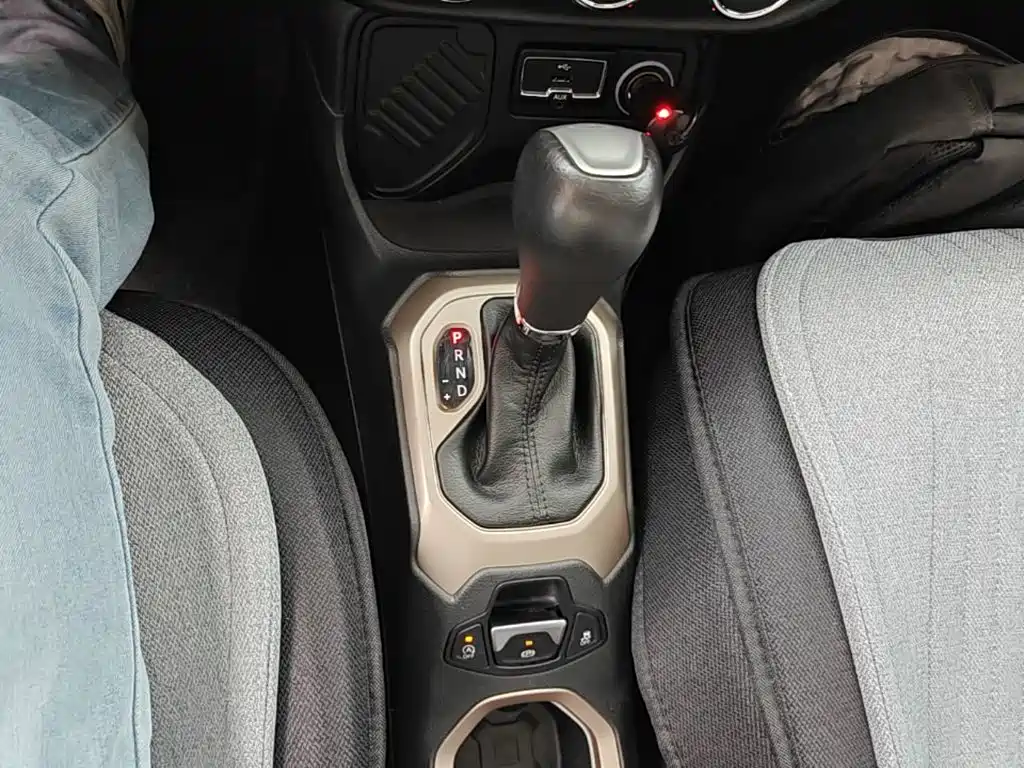 Jeep Renegade 2017 — фото 14