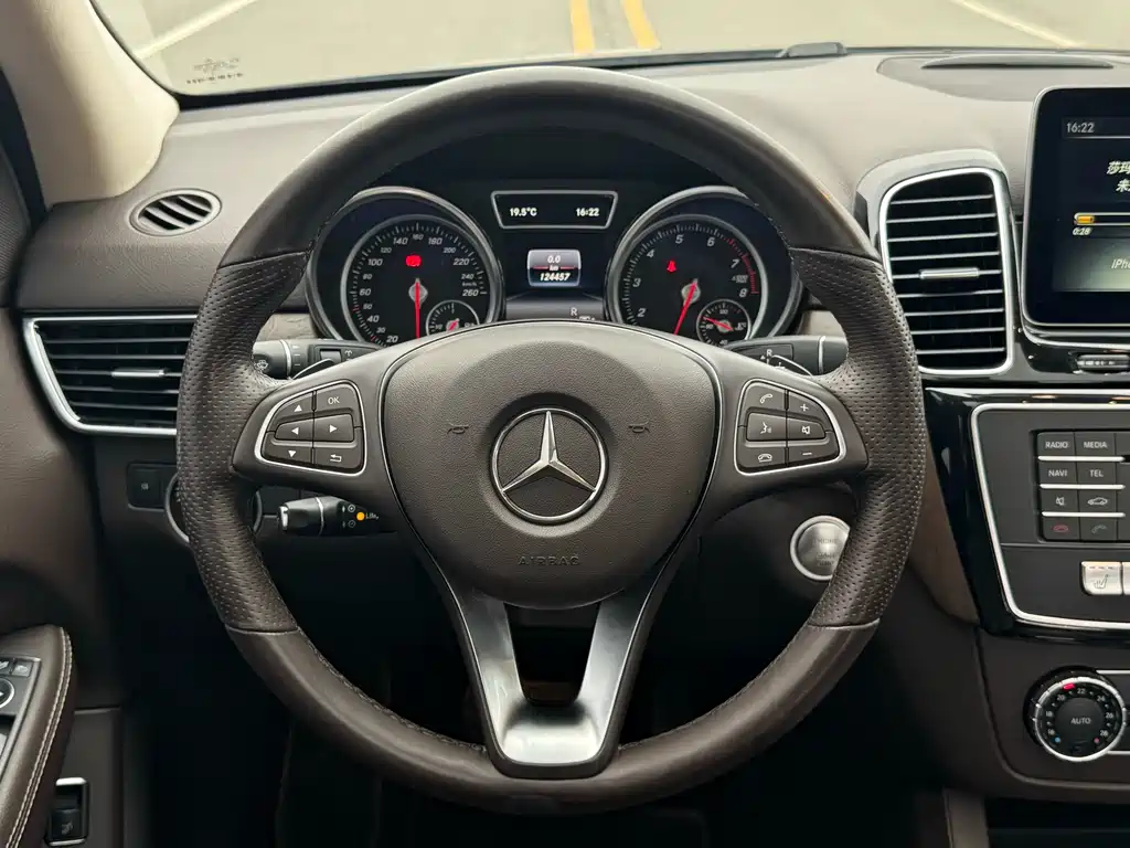 Mercedes-Benz GLE 2016 — фото 28