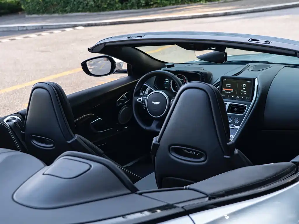 Aston Martin DB11 2021 — фото 19