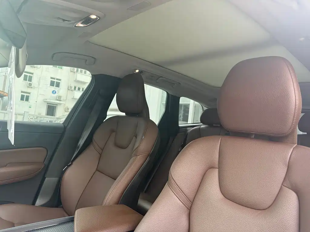 Volvo XC60 2019 — фото 10