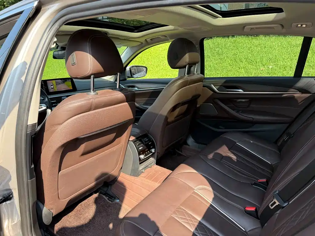 BMW 5 Series 2019 — фото 11