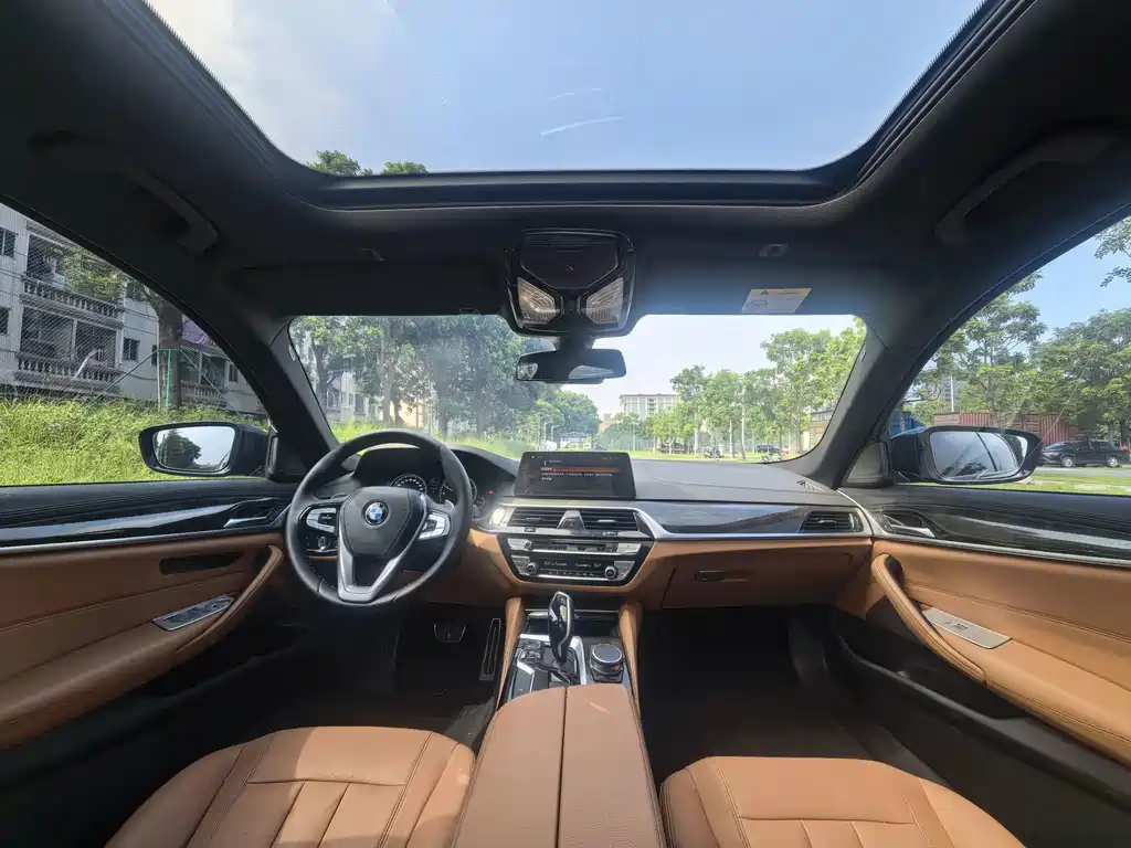 BMW 5 Series 2019 — фото 13