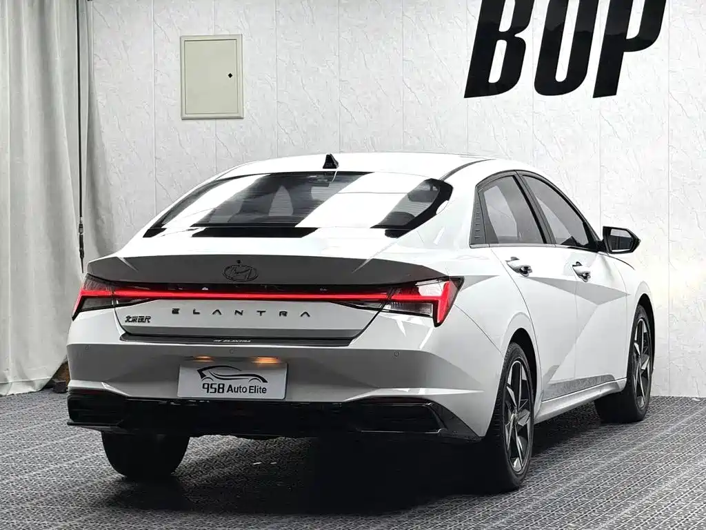 Hyundai Elantra 2022 — фото 12
