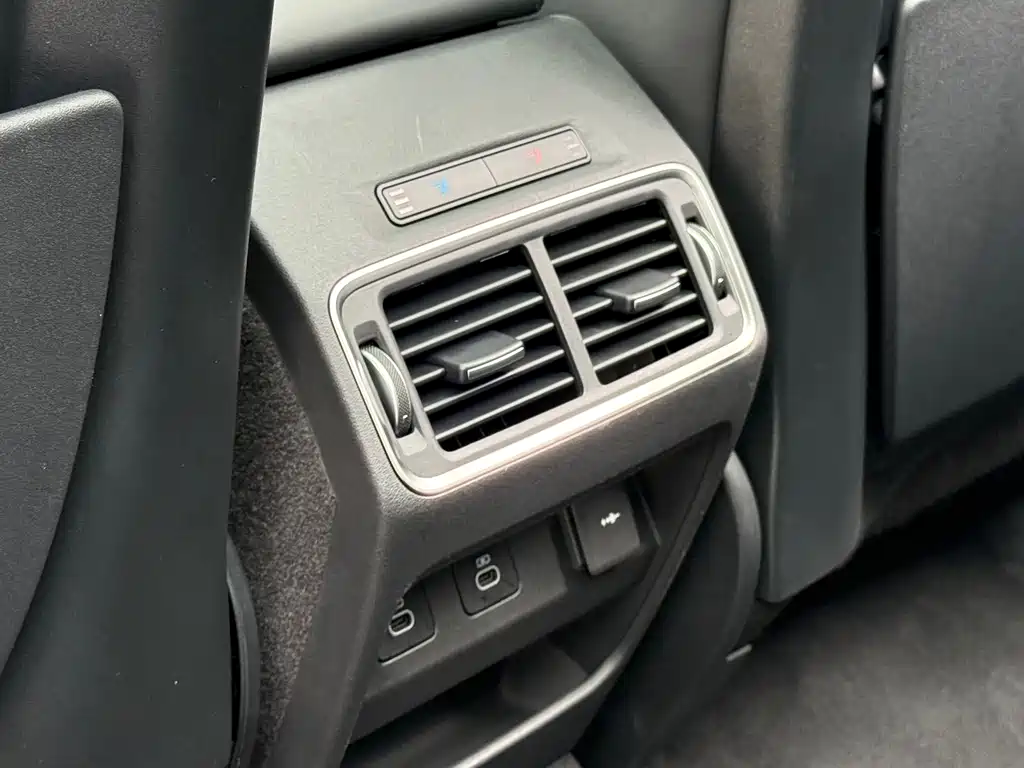 Land Rover Discovery Sport 2023 — фото 23