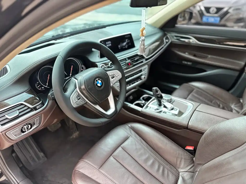 BMW 7 Series 2017 — фото 8