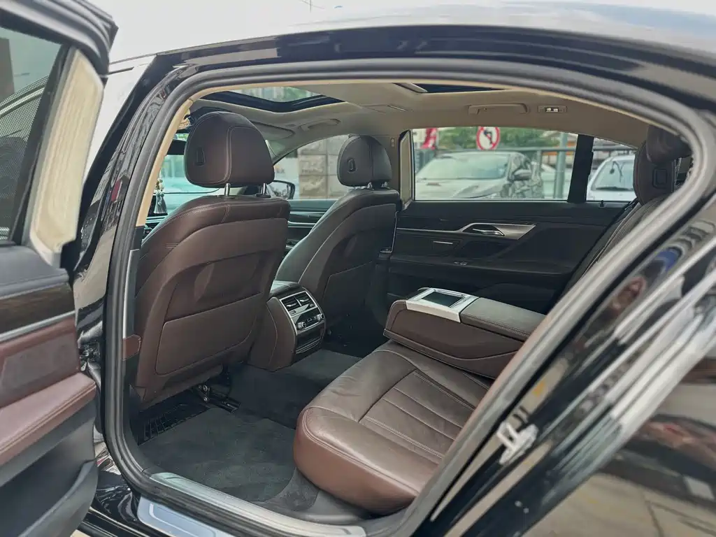BMW 7 Series 2017 — фото 12