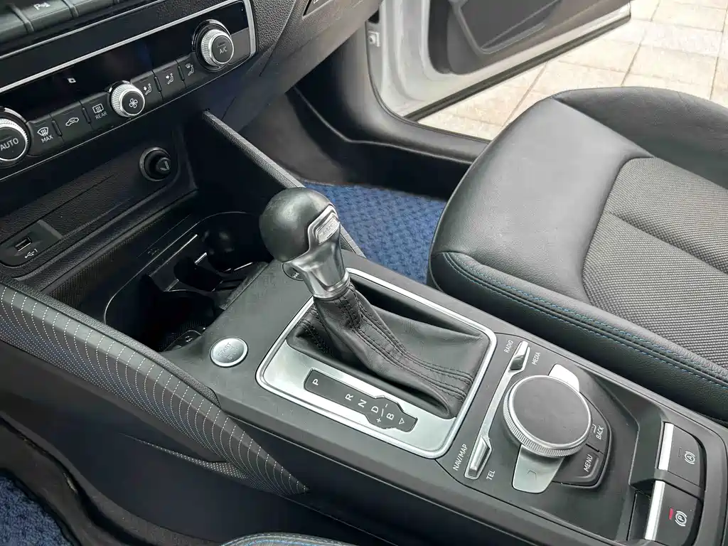 Audi Q2L E-Tron 2021 — фото 12