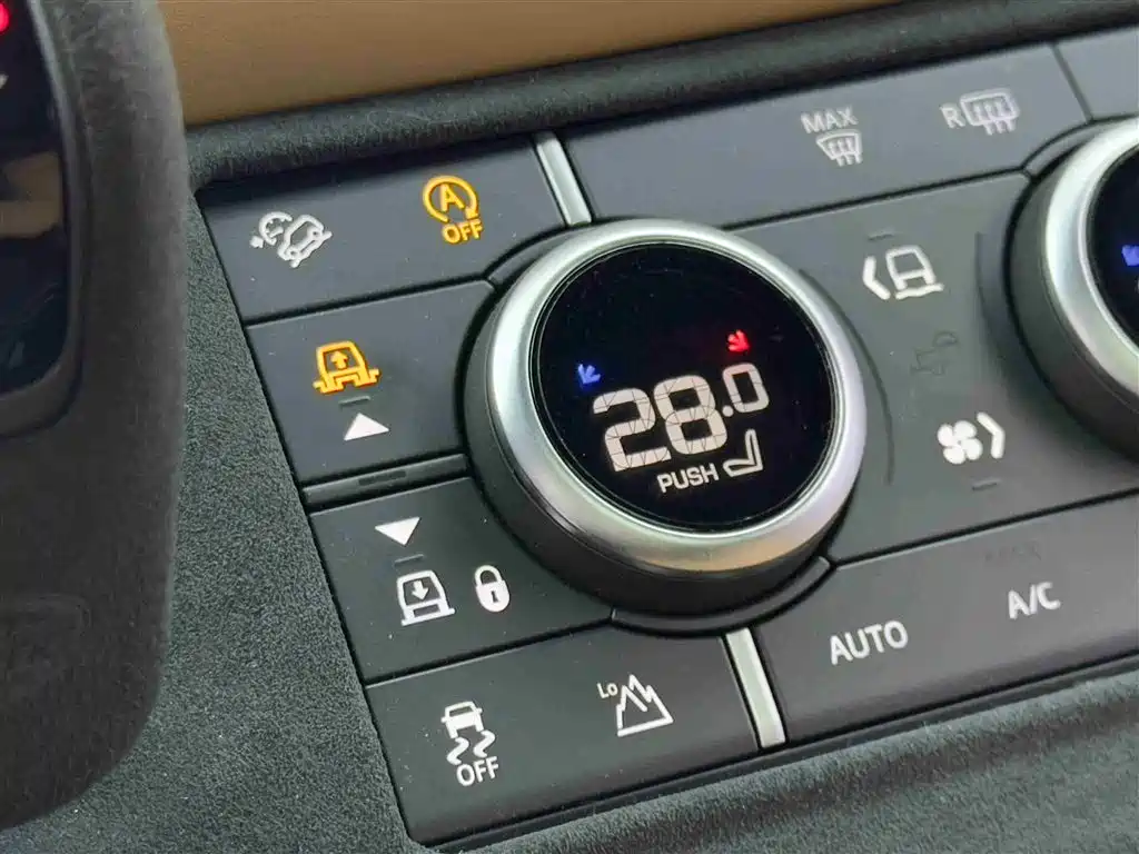 Land Rover Defender 2023 — фото 16