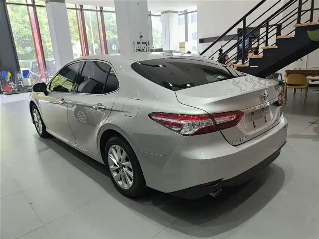 Toyota Camry 2022 — фото 5