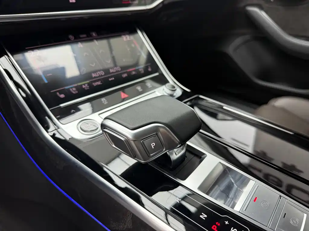 Audi A8 2022 — фото 13