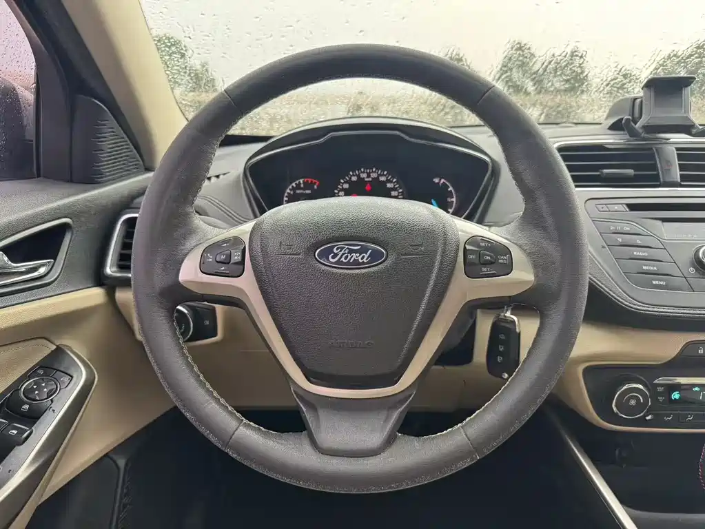 Ford Escort 2017 — фото 15