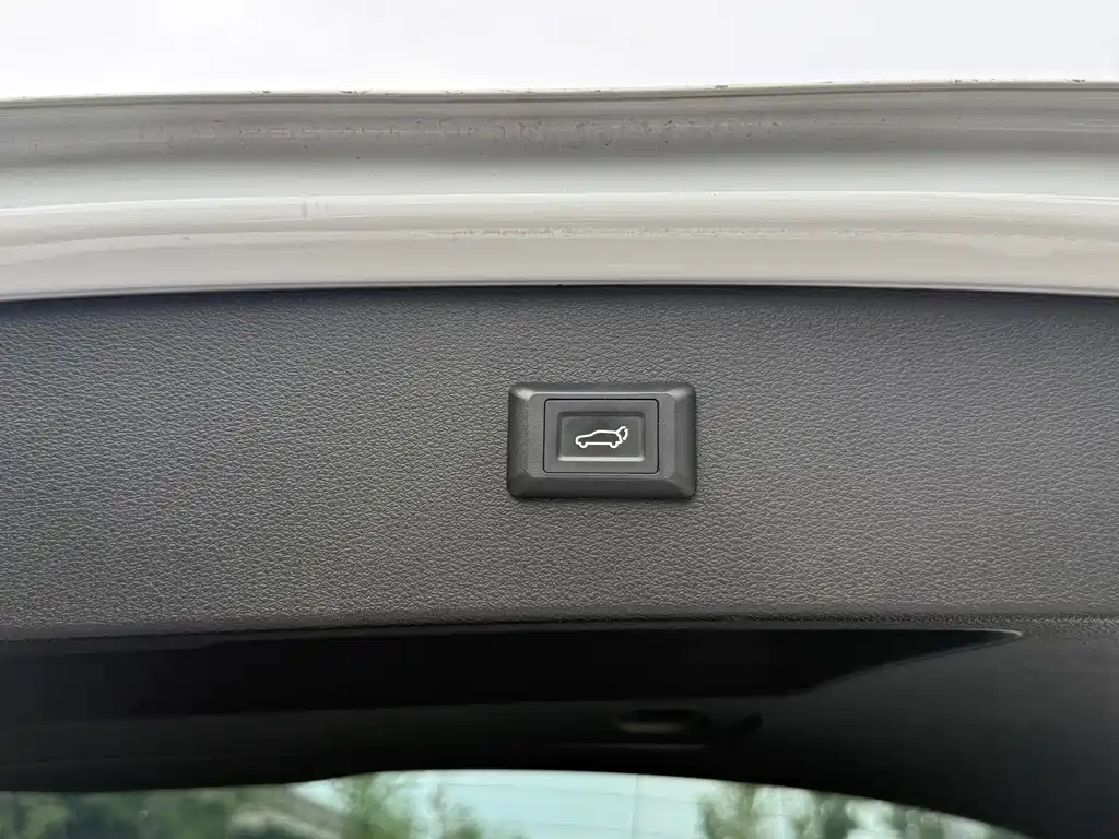 Audi Q2L e-tron 2021 — фото 24
