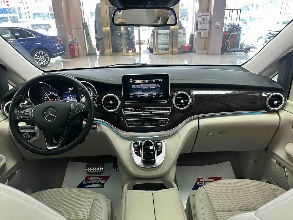 Mercedes-Benz V-Class 2017 — фото 13