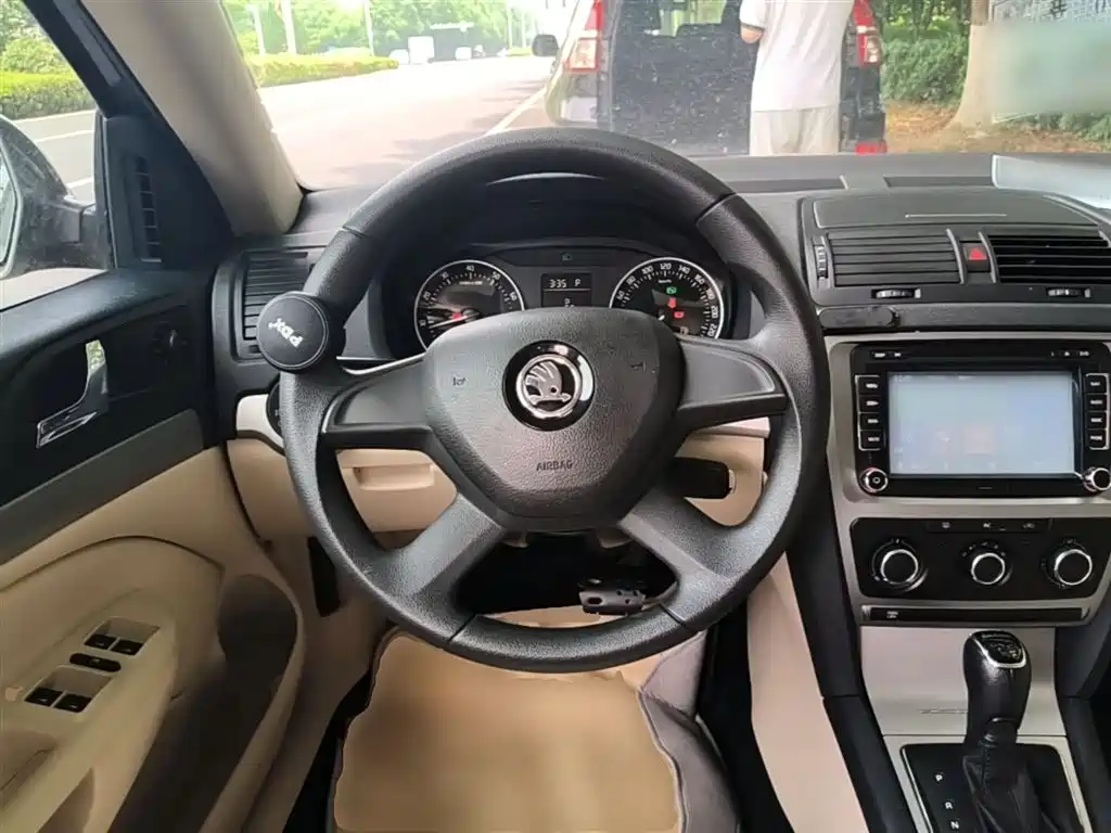 Skoda Octavia 2015 — фото 11