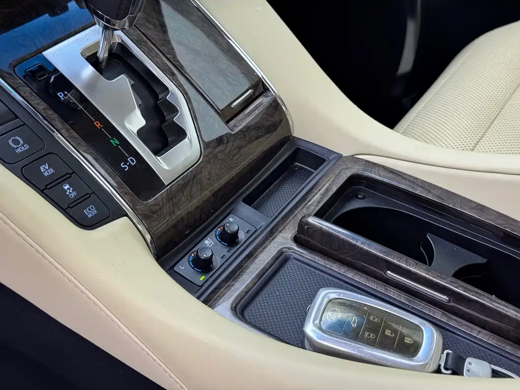 Toyota Alphard 2022 — фото 8